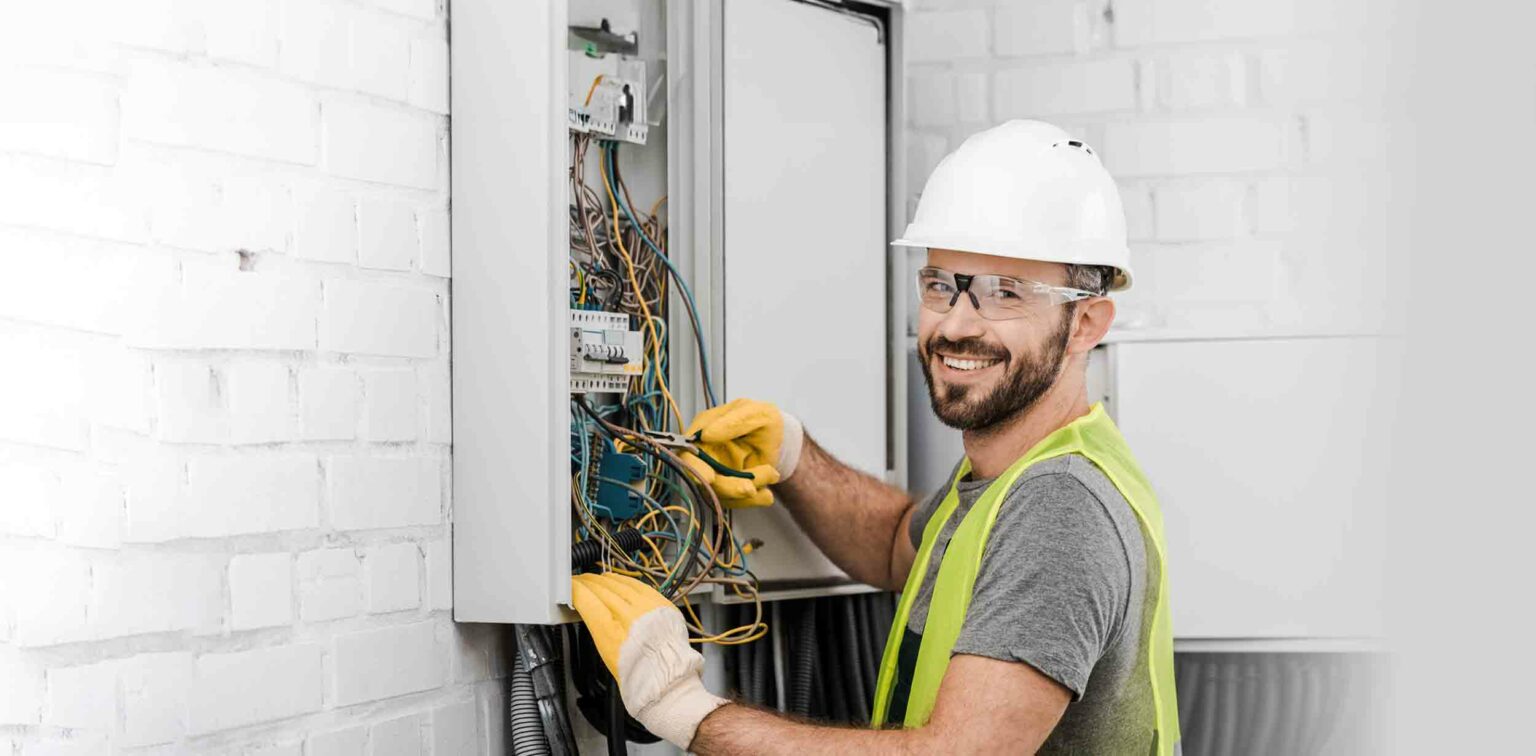 Elektriker arbeitet gerade an einem Schaltkasten